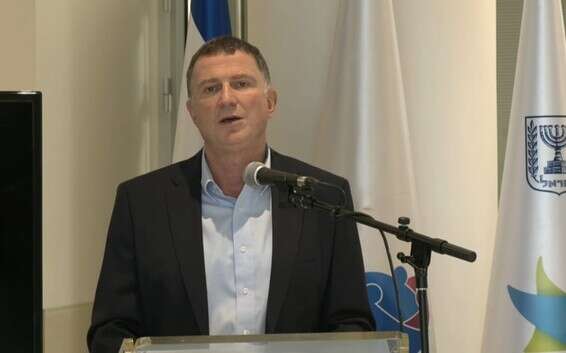 שר הבריאות יולי אדלשטיין במרכז הרפואי ברזילי שבאשקלון, היום // צילום: Newsenders